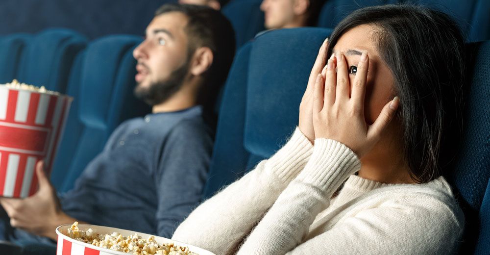 You go to the cinema last night. Зрители в кинотеатре напугались. Переживающий зритель.